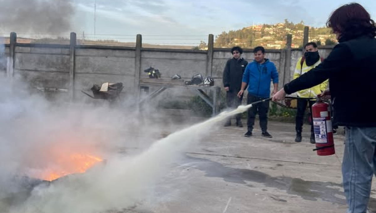 /estudiantes-se-capacitan-en-manejo-de-extintores-junto-a-bomberos
