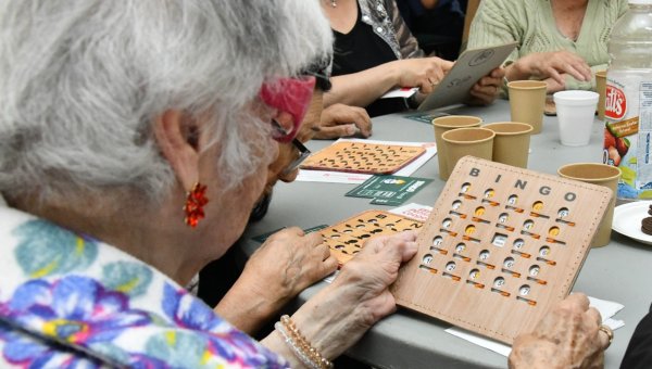 600 adultos mayores participaron en bingos municipales