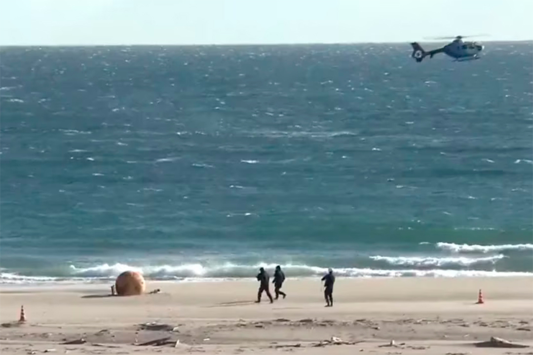/otro-misterio-extrana-esfera-de-metal-es-encontrada-en-una-playa-en-japon