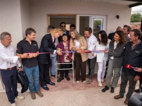 Vendió su mansión por $3.300 millones: Farkas inaugura viviendas para damnificados del incendio en Quilpué