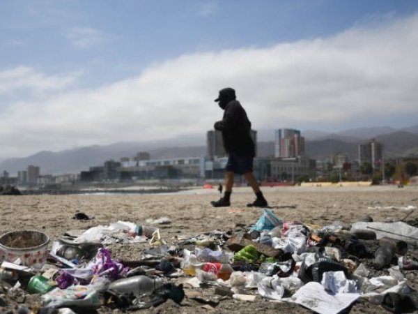 Las colillas, bolsas y los plásticos son los que más se encuentran en playas chilenas pese a prohibiciones