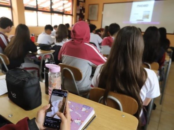 Gobierno lanza campaña “Modo Aula” para regular uso de celulares en salas de clases