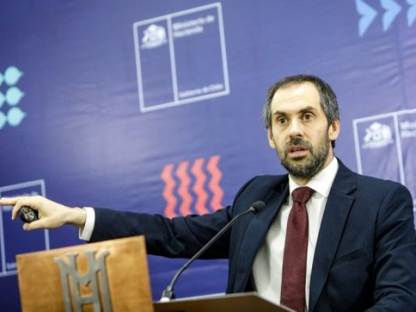 Oposición evalúa acusación constitucional contra ministro Grau por déficit fiscal