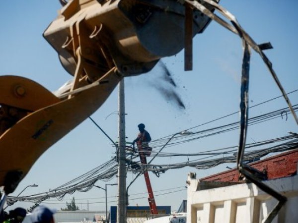 Empresa sin maquinaria ni trabajadores recibió $6.700 millones por retiro de escombros en megaincendio de Valparaíso