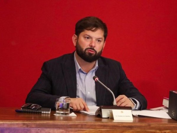 Presidente Boric critica políticas de Trump y Senado cita a canciller por tensión con EE.UU. y cable con China