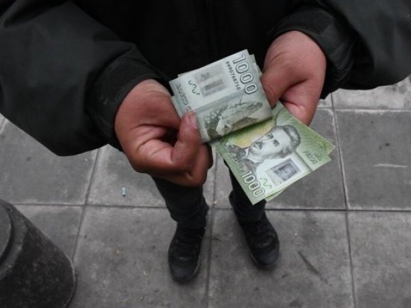 Gobierno modifica propuesta de sueldo mínimo y plantea alza superior a 14 mil pesos