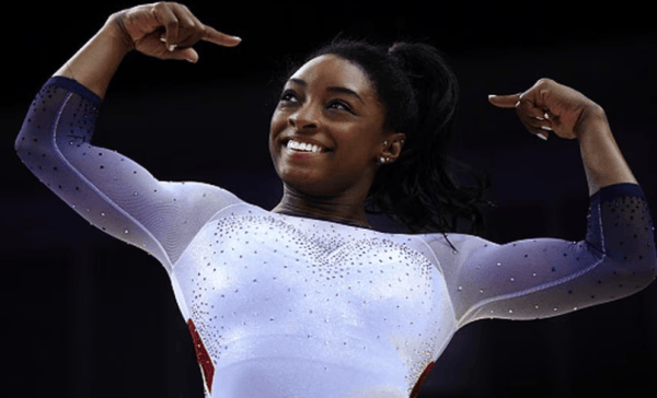 2023_08_07_17_33_57_Simone_Biles_vuelve_a_hacer_historia_con_un_hipnotizante_salto_mortal_hacia_atrá