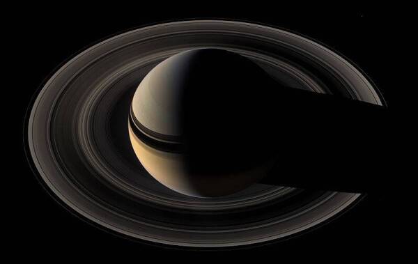Backlit_Saturn_from_Cassini_Orbiter_2007_May_9