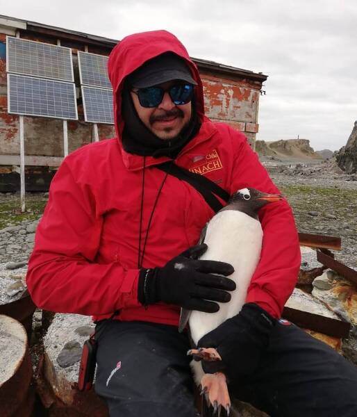 Dr. Víctor Neira con ejemplar de pingüino papua