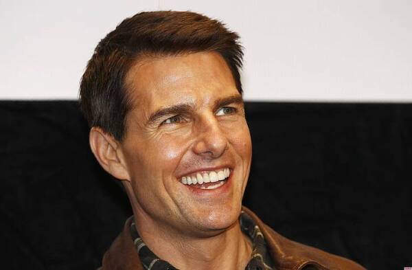 tom-cruise-in-new-hairstyle-with-smile-wallpaper-preview
